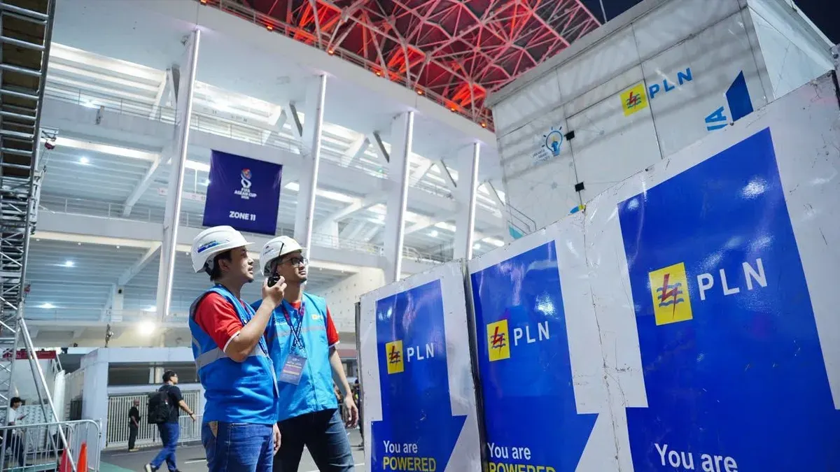 Petugas PLN UID Jakarta Raya memantau sistem kelistrikan saat pertandingan Timnas Indonesia vs Thailand dalam Final FIFA ASEAN Cup 2026 di area Stadion Utama Gelora Bung Karno (SUGBK), Jakarta Pusat. (Sumber: Dok. PLN UID Jakarta Raya)