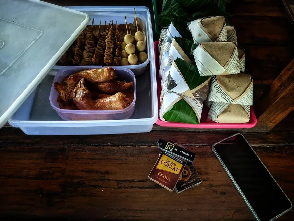 Menikmati nasi kucing dan sate di angkringan bisa menjadi pilihan sederhana untuk melepas penat setelah beraktivitas di Jakarta. (Sumber: Wikimedia Commons)