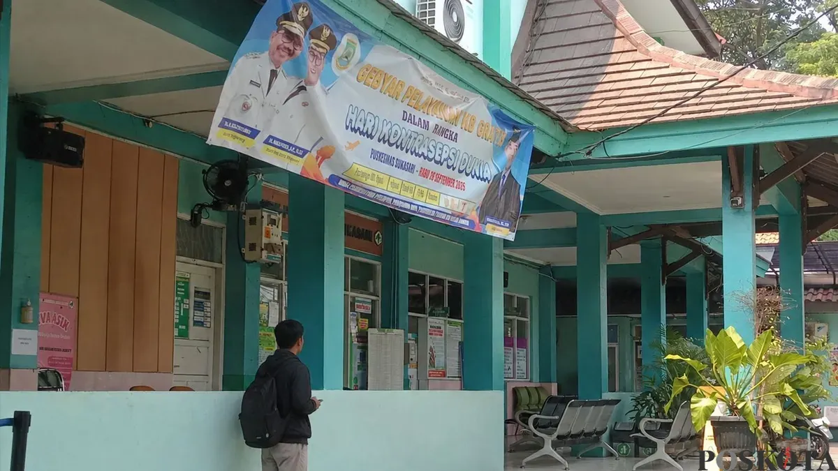 Seorang warga di depan area pelayanan Puskesmas Sukasari, Kota Tangerang, Banten, Selasa, 6 Oktober 2026. (Sumber: Poskota/Rizki Gojali)
