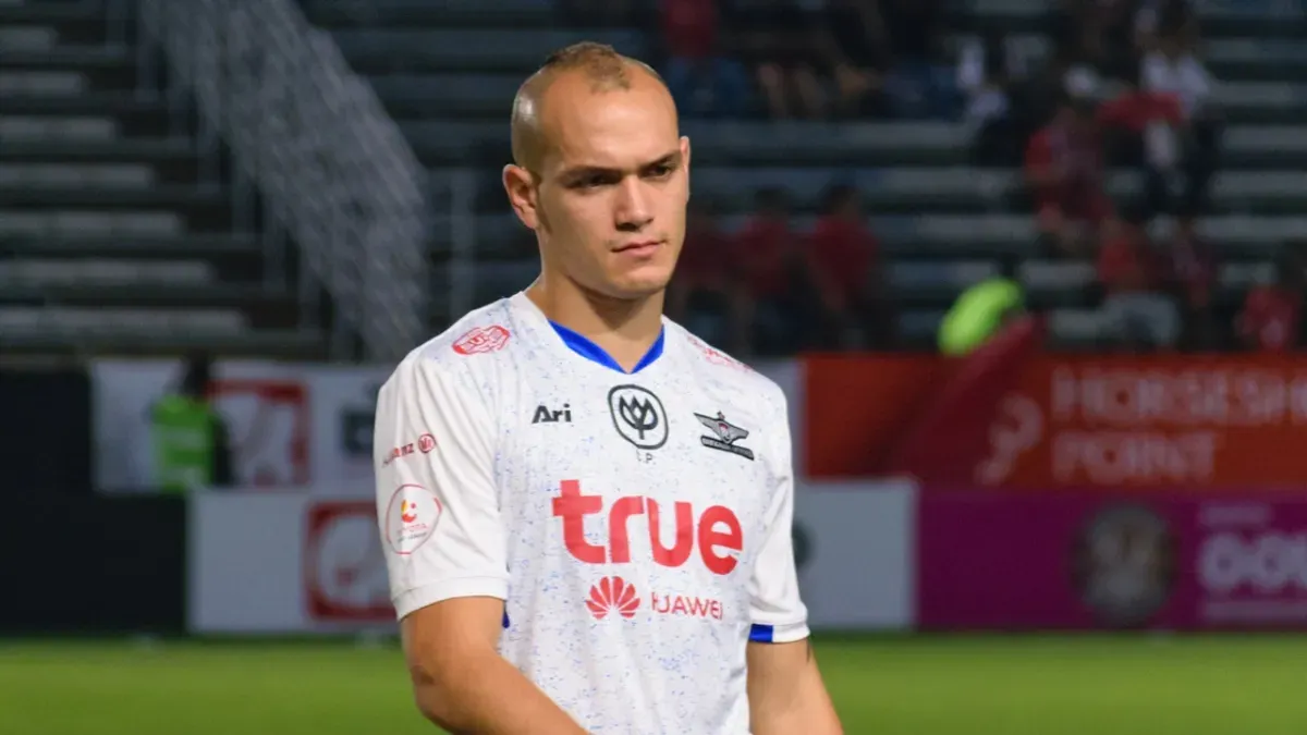 Manuel Bihr mengabaikan jabatan tangan Presiden Prabowo di penyerahan medali final FIFA ASEAN Cup 2026. (Sumber: Dok. Wikimedia Commons/El_Loko fur)