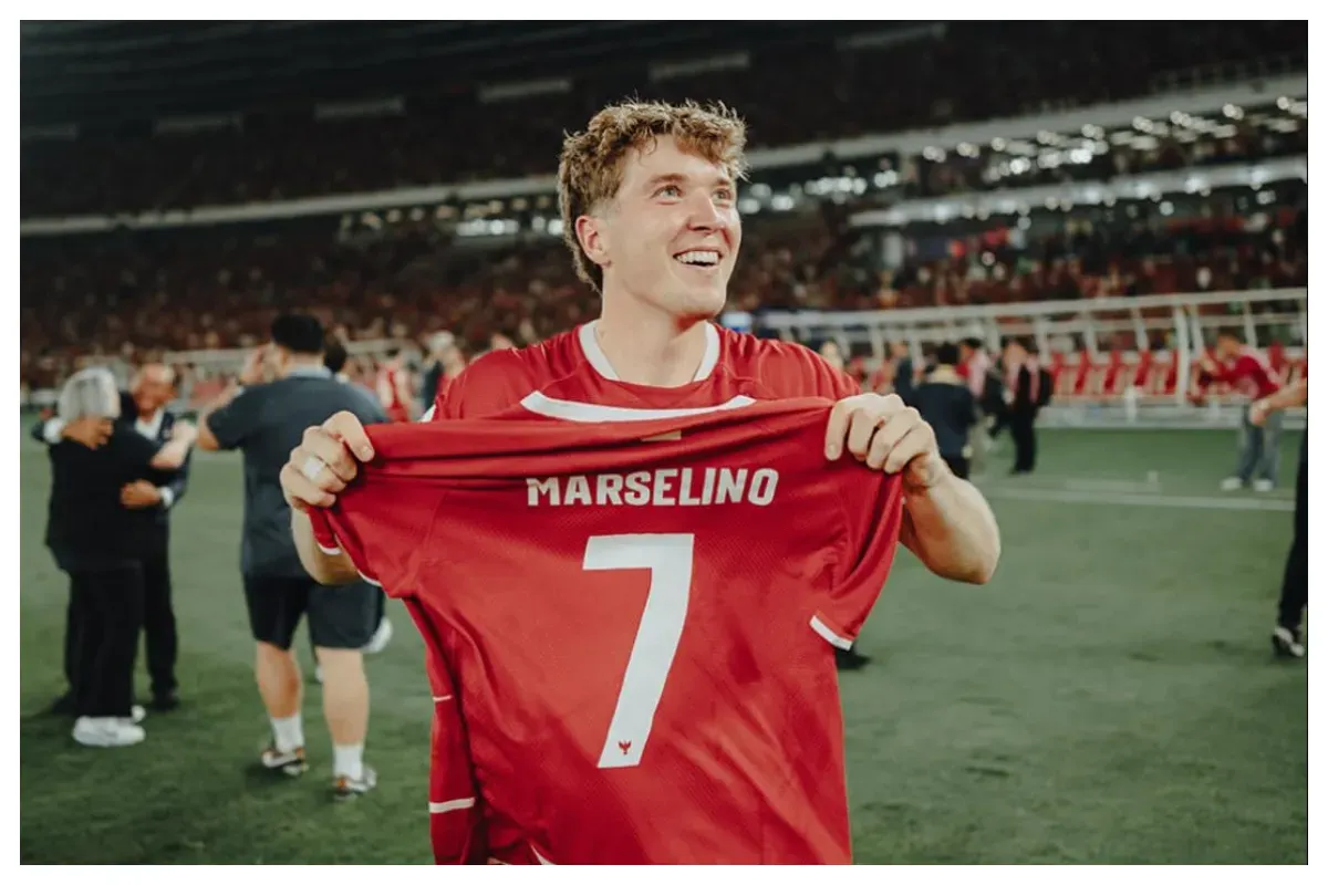 Alasan Ole Romeny pamer jersey Marselino usai Timnas Indonesia juara FIFA ASEAN Cup 2026 terungkap. (Sumber: X/@ViscaGaruda)