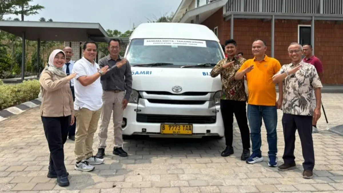 Jajaran pengelola DAMRI dan destinasi wisata tanjung lesung di Kabupaten Pandeglang. (Sumber: Dok. Istimewa)