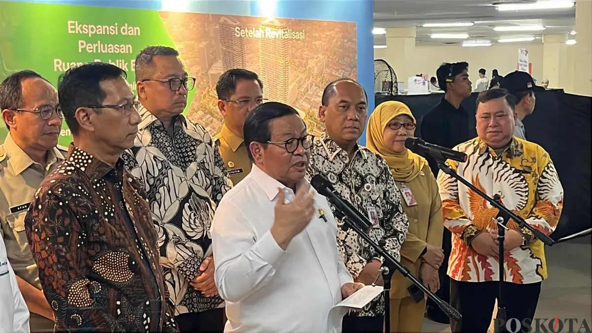 Gubernur Jakarta, Pramono Anung memberikan keterangan kepada wartawan di kawasan Blok M, Jakarta Selatan, Selasa, 6 Oktober 2026. (Sumber: Poskota/Syifa Putri)