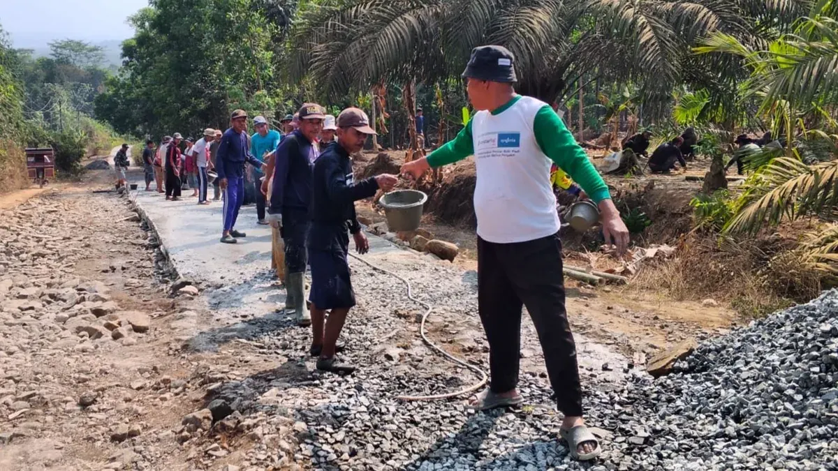 Sejumlah warga di Desa Kadubadak, Kecamatan Angsana, Kabupaten Pandeglang, Banten, gotong royong perbaiki jalan rusak. (Sumber: Dok. Istimewa)