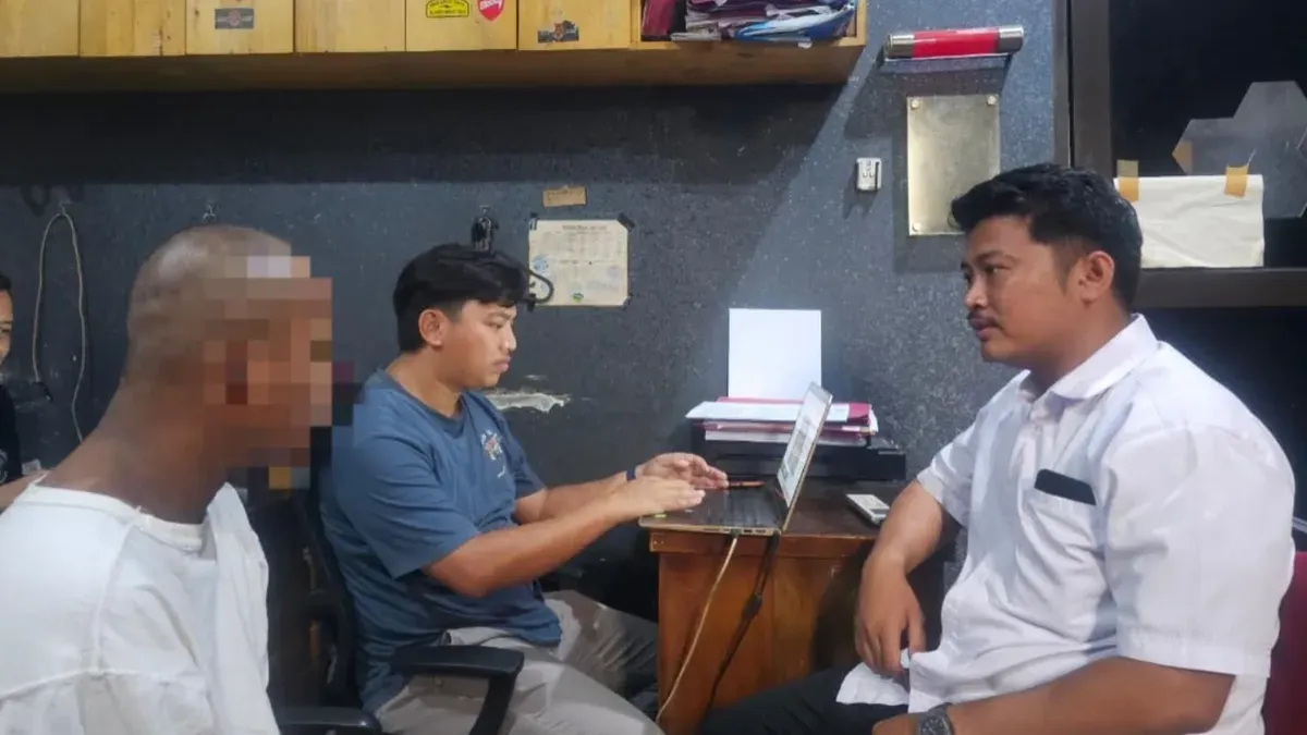 Tersangka BA didampingi kuasa hukumnya saat menjalani pemeriksaan di ruang Satresnarkoba Polres Serang. (Sumber: Polres Serang)