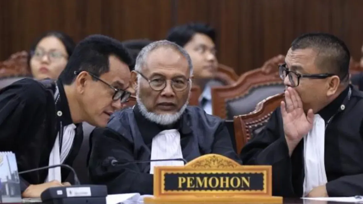 Kuasa Hukum Pemohon Refly Harun bersama Bambang Widjojanto dan Pemohon Denny Indrayana saat mengikuti sidang Perselisihan Hasil Pemilihan Umum Presiden dan Wakil Presiden, di Mahkamah Konstitusi (MK). (Sumber: Mahkamah Konstitusi)
