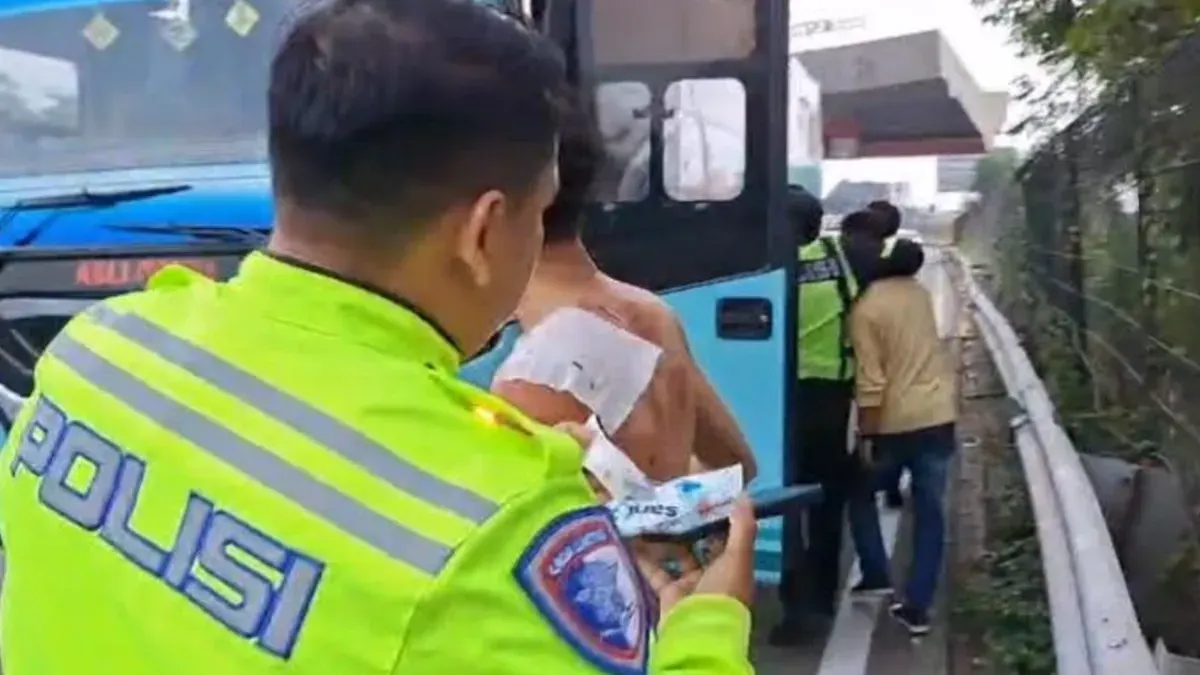 Personil PJR memberikan pertolongan pertama korban penusukan yang diduga dilakukan oleh oknum kenek. (Sumber: Polda Banten)