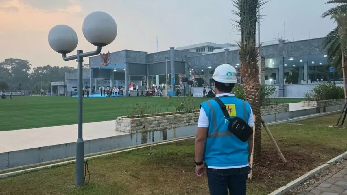 Petugas PLN UP3 Pondok Gede melakukan pengawasan langsung ke arah panggung utama Mabes TNI Cilangkap guna memastikan keandalan pasokan listrik selama acara berlangsung sejak pagi. (Sumber: Dok. PLN UID Jakarta Raya)