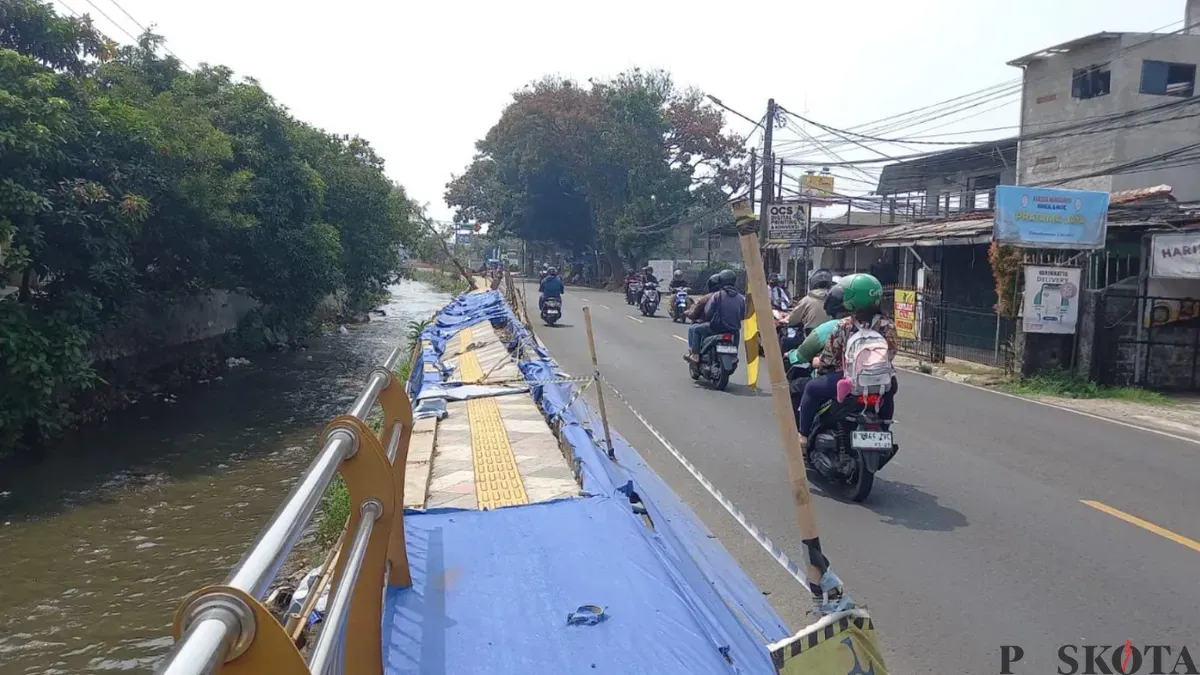 Kondisi Trotoar di Secawan Jalan Raya Sawangan, Pancoran Mas, Kota Depok, yang amblas akan segera diperbaiki. (Sumber: Poskota/Angga)