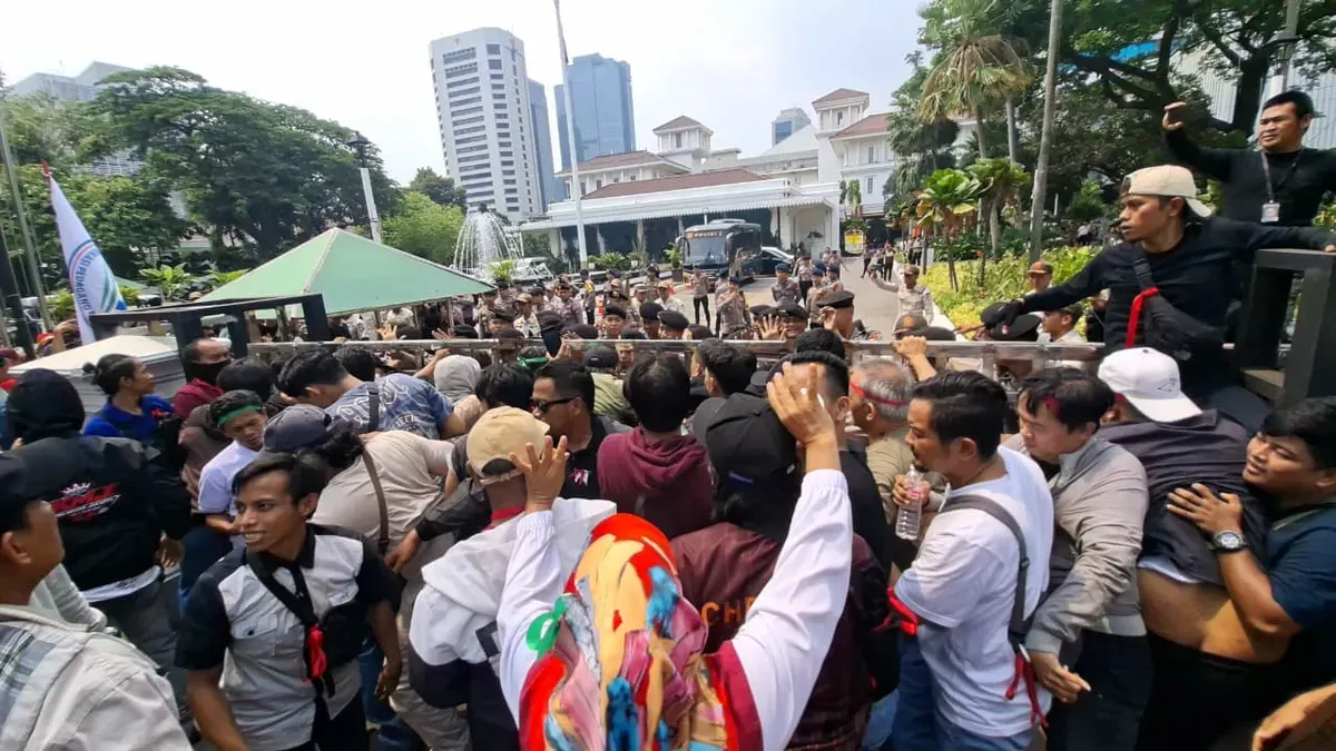 Pedagang dari sejumlah pasar di Jakarta menggelar aksi di depan Balai Kota DKI memprotes biaya revitalisasi hingga ratusan juta rupiah per lapak, Rabu (7/10/2026). (Sumber: Istimewa)