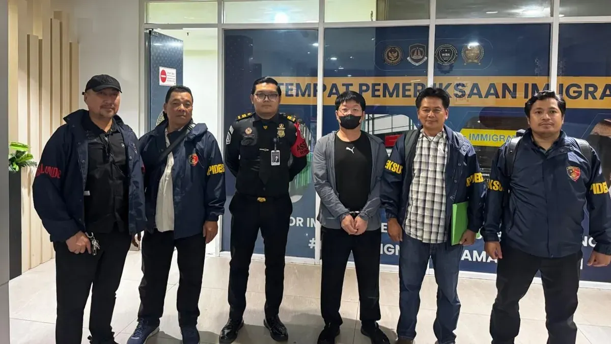 Direktur PT TSI, Tatang Winata ditangkap Bareskrim Polri di Bandara Soetta, Kota Tangerang, Banten, terkait dugaan importasi ilegal ponsel bekas dan perlengkapan bayi dari Korea Selatan. (Sumber: Dok. Bareskrim Polri)