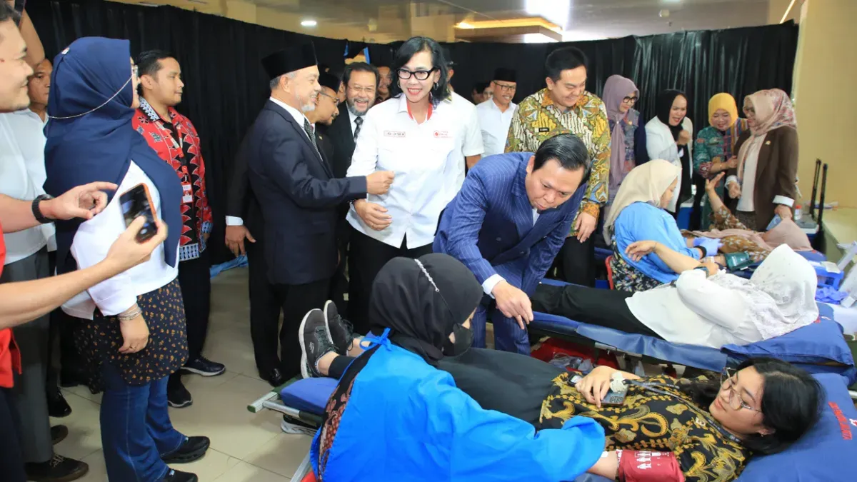 Ketua DPD RI, Sultan Najamuddin (tengah) saat menggelar aksi donor darah sebagai wujud kepedulian dan pengabdian kepada masyarakat. (Sumber: Istimewa)