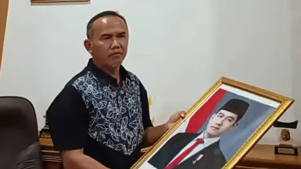 Wakil Ketua DPRD Kota Sukabumi, Rojab Asy'ari viral karena menurunkan foto Wapres Gibran Rakabuming Raka di ruang kerjanya. (Sumber: Tangkapan layar YouTube/Kompastv)