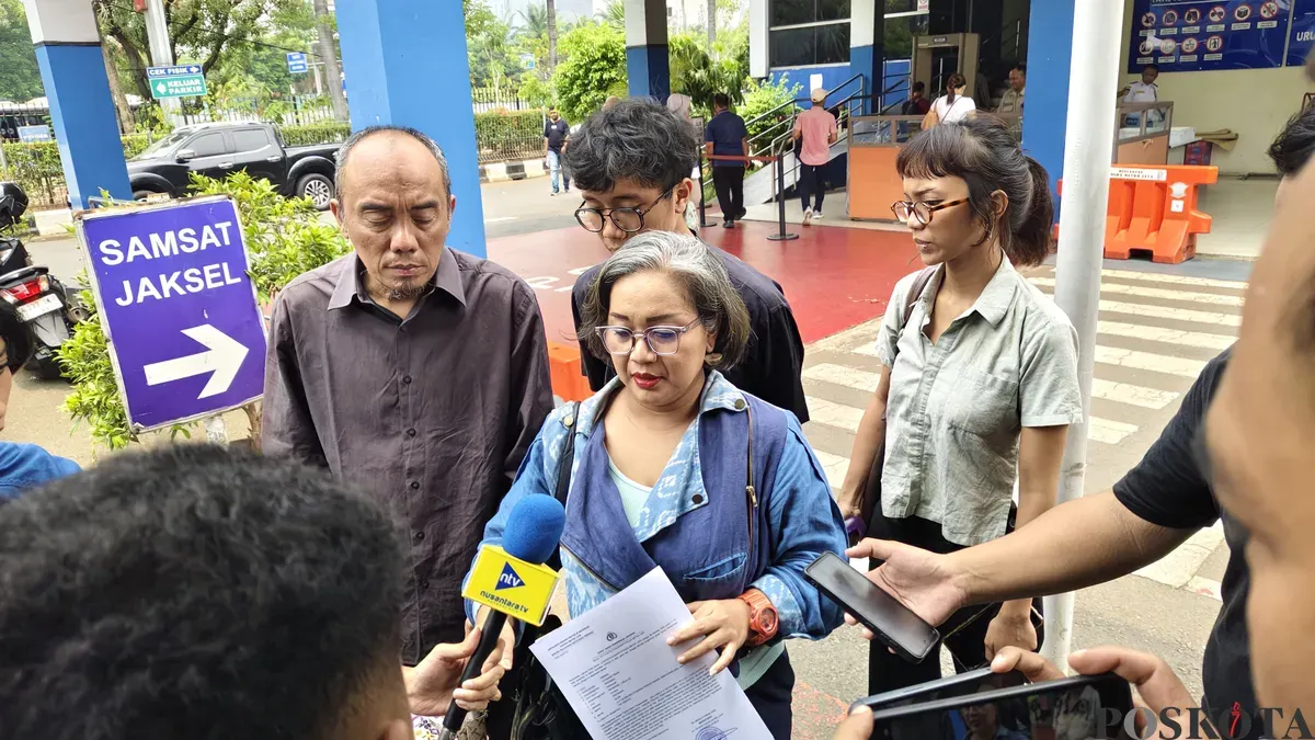 Warga Pondok Pinang, Amanda Andono (50) melaporkan insiden petasan saat Maulid Nabi ke Polda Metro Jaya, Jakarta Selatan, Kamis, 8 Oktober 2026. (Sumber: Poskota/Ali Mansur)