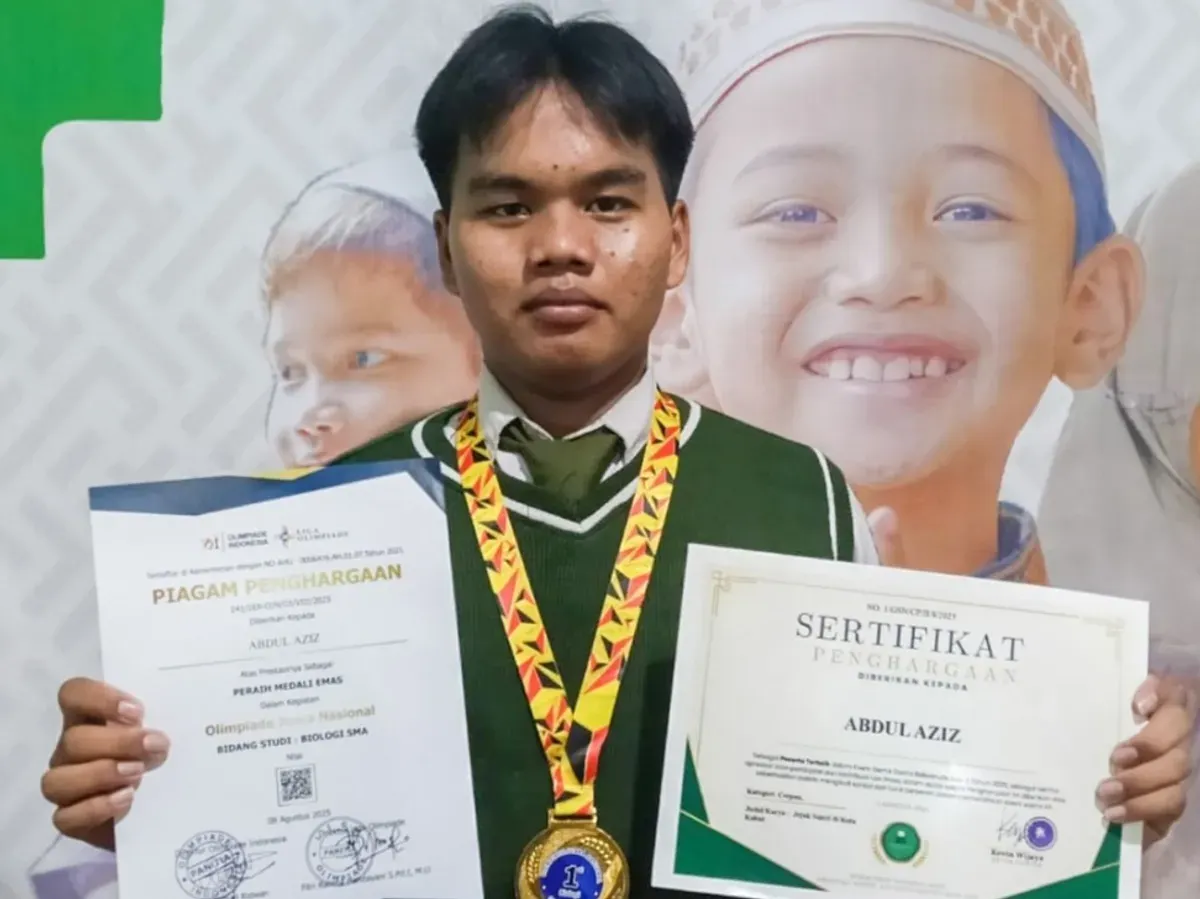 Anak asuh Rumah Yatim, Abdul Azis, berhasil menyabet Medali Emas Olimpiade Nasional Bidang Biologi tingkat SMA se-Indonesia. (Sumber: Istimewa)