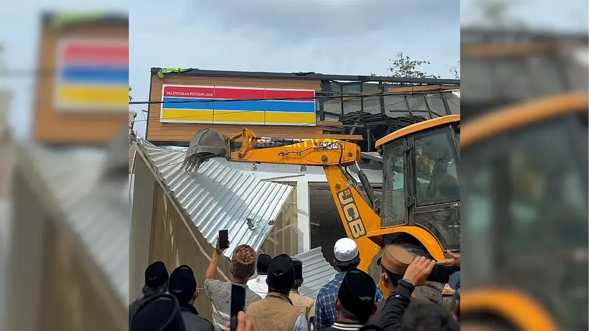 Gerai ritel Indomaret dirobohkan paksa masyarakat (Dok. TikTok/@maduranet.official)