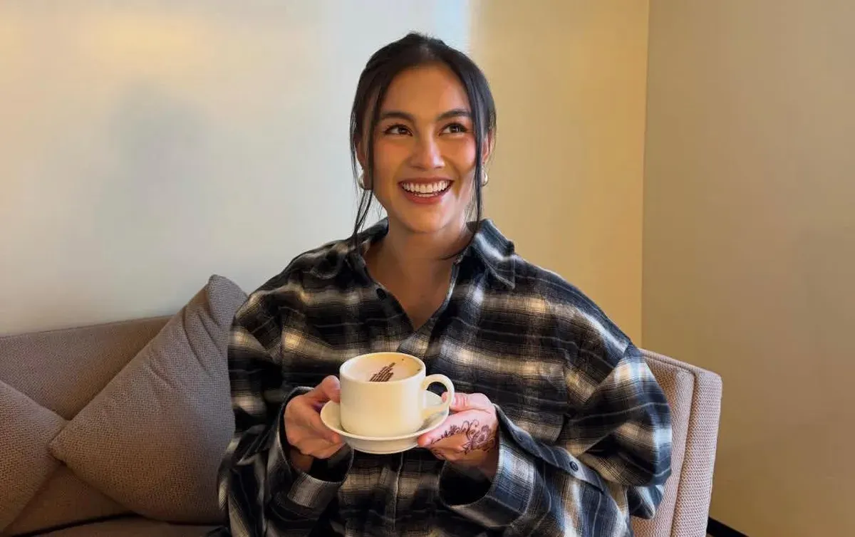 Lagu “Bilang Saja” yang dipopulerkan Agnez Mo dirilis pada 2003 dan kembali menjadi sorotan setelah Ari Bias mengajukan gugatan terkait pelanggaran hak cipta. (Sumber: Instagram/@agnezmo)
