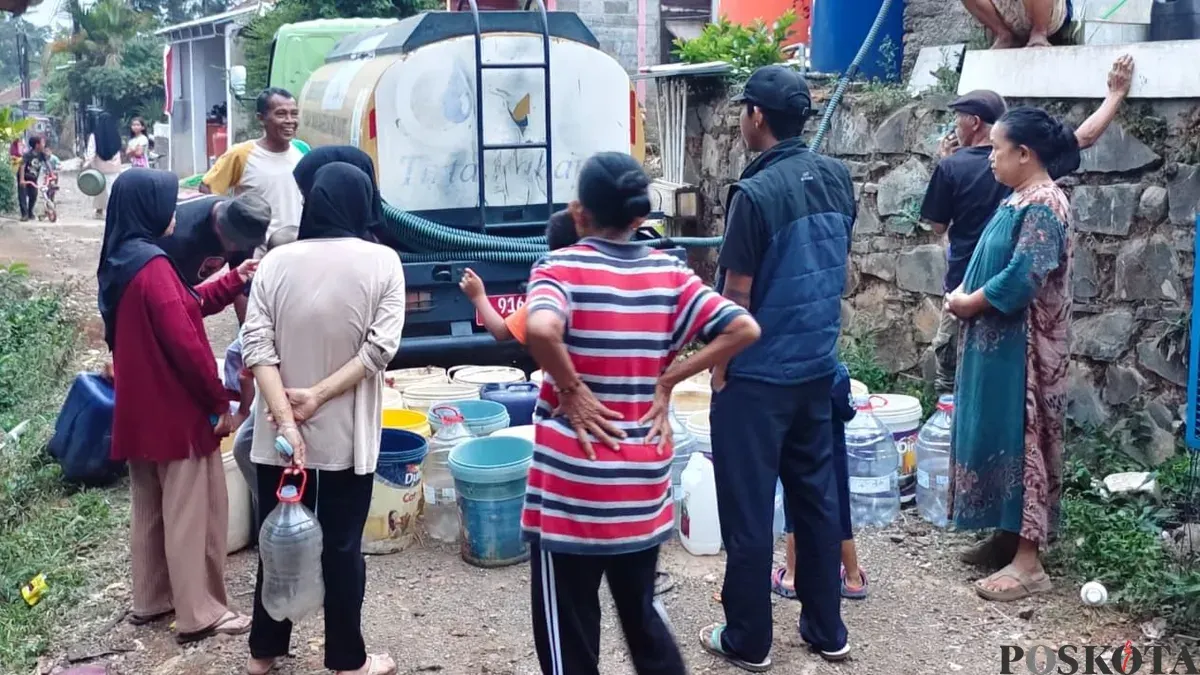 Petugas Perumda Air Minum Tirta Raharja membagikan air bersih kepada pelanggan di sejumlah wilayah di Bandung Raya. (Sumber: Poskota/Gatot Poedji Utomo)
