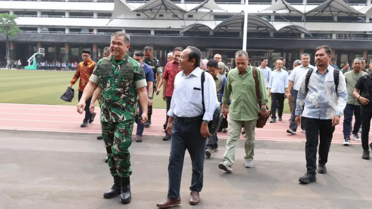 Kasad Jenderal TNI Maruli Simanjuntak berbincang dengan Pemred Poskota, Joko Lestari di sela kegiatan diskusi dan evaluasi komunikasi publik TNI AD bersama beberapa pemimpin redaksi media, Jumat, 9 Oktober 2026. (Sumber: Istimewa)