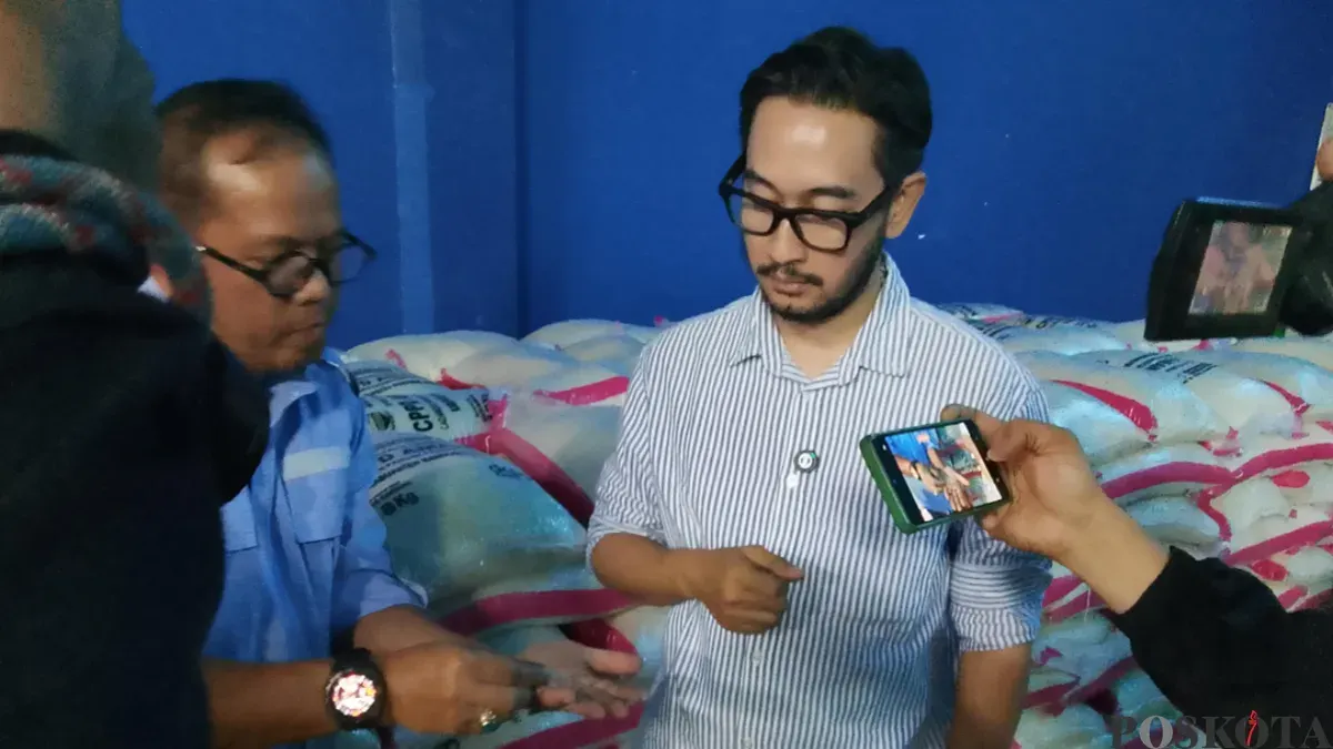 Bupati Bandung Barat, Jeje Ritchie Ismail, saat meninjau sekaligus memastikan pembagian beras agar tepat sasaran bagi warga terdampak longsor, di Pasirlangu, Kecamatan Cisarua, Kab. Bandung Barat. (Sumber: Poskota/Gatot Poedji Utomo)