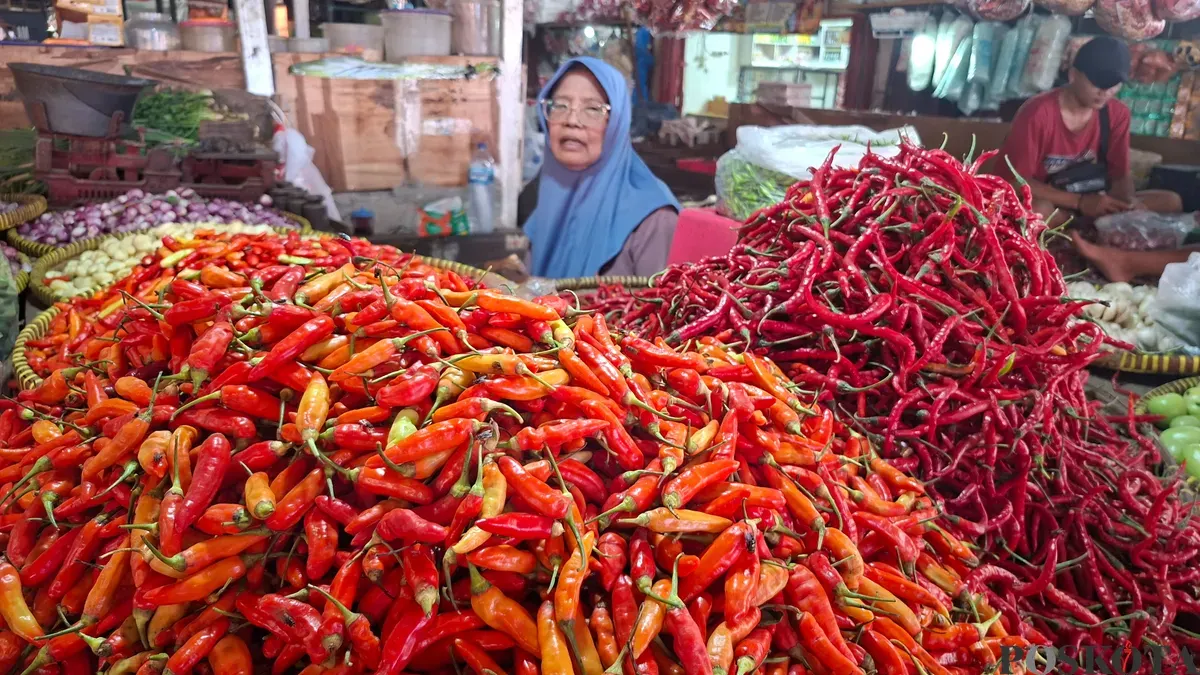 Pedagang cabai di Pasar Kebayoran Lama, Grogol Utara, Jakarta Selatan, Minggu, 11 Oktober 2026. (Sumber: Poskota/Angga Pahlevi)