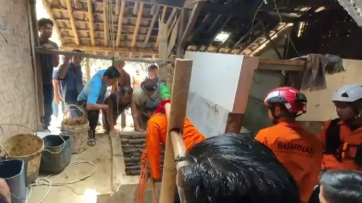 Proses evakuasi warga Kampung Cikadu, Desa Cipendeuy, Kecamatan Malingping, Kabupaten Lebak, Banten, terimbun tanah sumur. (Sumber: Dok. Istimewa)