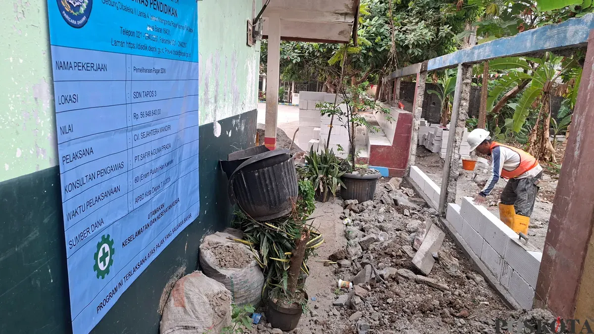 Tembok SDN 03 Tapos, Kota Depok, Jawa Barat, ambruk diperbaiki, Sabtu, 10 Oktober 2026. (Sumber: Poskota/Angga Pahlevi)