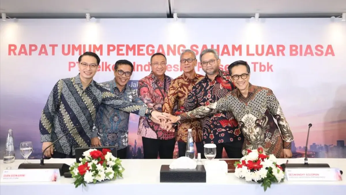 Direktur Utama Telkom Nanang Hendarno (ketiga dari kiri) bersama jajaran Direksi Telkom usai rangkaian agenda RUPSLB Telkom 2026. (Sumber: Dok. Telkom)
