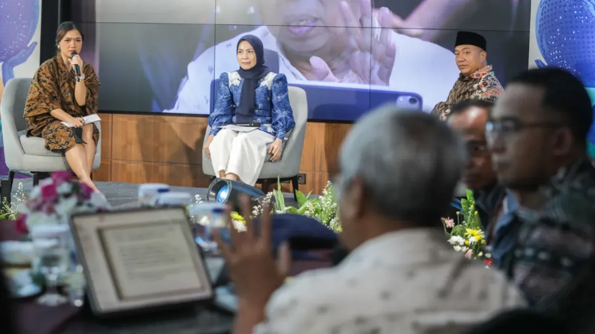 Bupati Serang Ratu Rachmatuzakiyah (tengah) dan Bupati Situbondo Yusuf Rio Wahyu Prayogo (kanan) dalam Kick Off Anyer–Panarukan 3R di Auditorium Bank BJB, Jakarta Selatan, Minggu, 11 Oktober 2026. (Sumber: Istimewa)