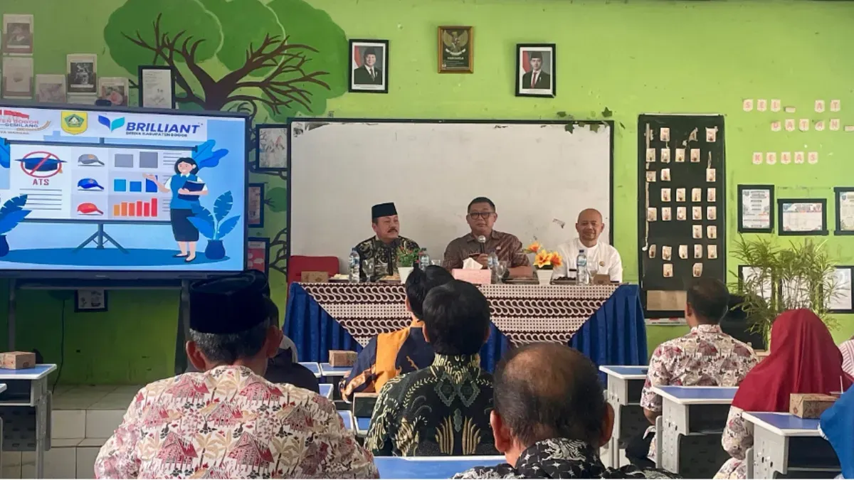 Kepala Dinas Pendidikan Kabupaten Bogor, Rusliandy (tengah) memimpin rapat koordinasi program pengentasan ATS Tingkat kecamatan. (Sumber: Istimewa)