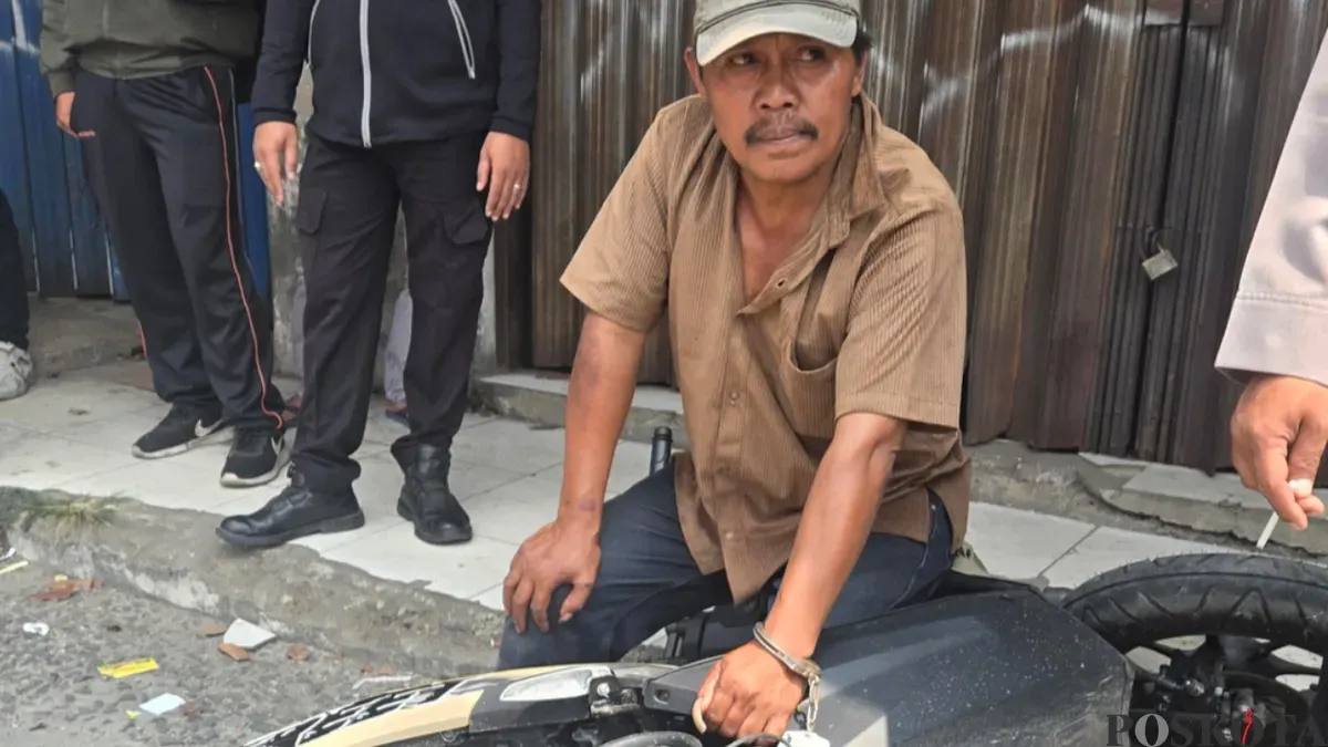 Terduga matel saat diamankan oleh anggota Polresta Tangerang sebelum diserahkan ke Polsek Cikupa. (Sumber: Poskota/Veronica)