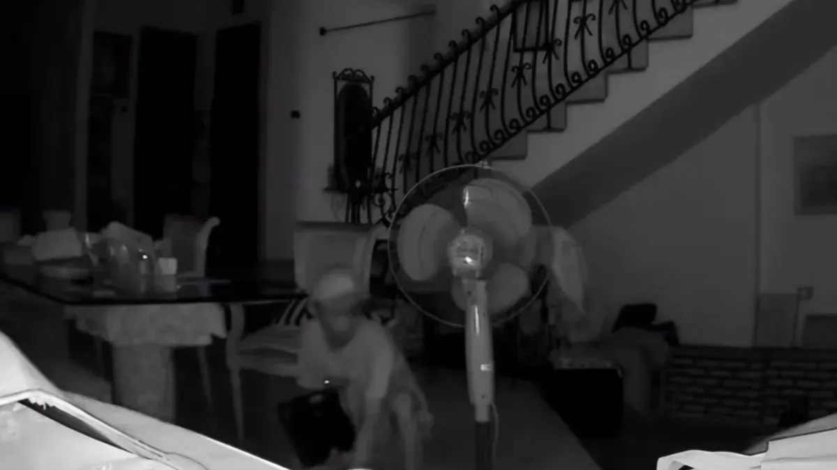 Pelaku pencurian rumah di Depok terekam kamera cctv saat melakukan aksinya. (Sumber: Instagram/@depokviral.co)