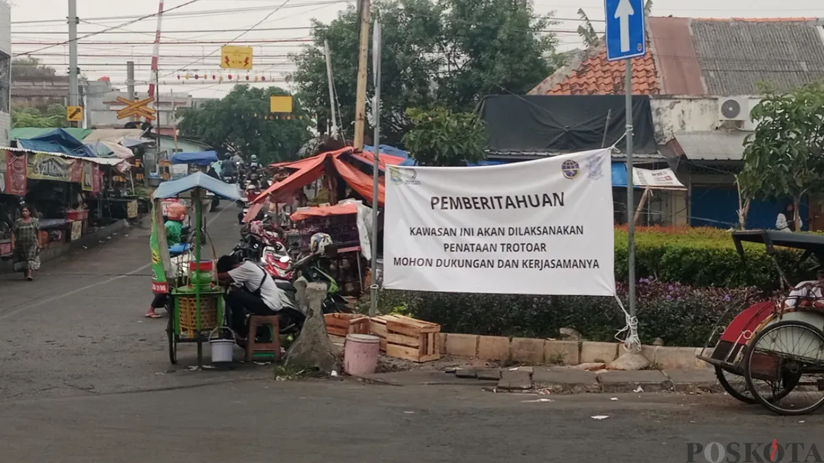 Spanduk sosialisasi rencana penataan trotoar yang terpasang di salah satu sudut jalan kawasan Stasiun Tangerang, Senin, 12 Oktober 2026. (Sumber: Poskota/Rizki Gojali)