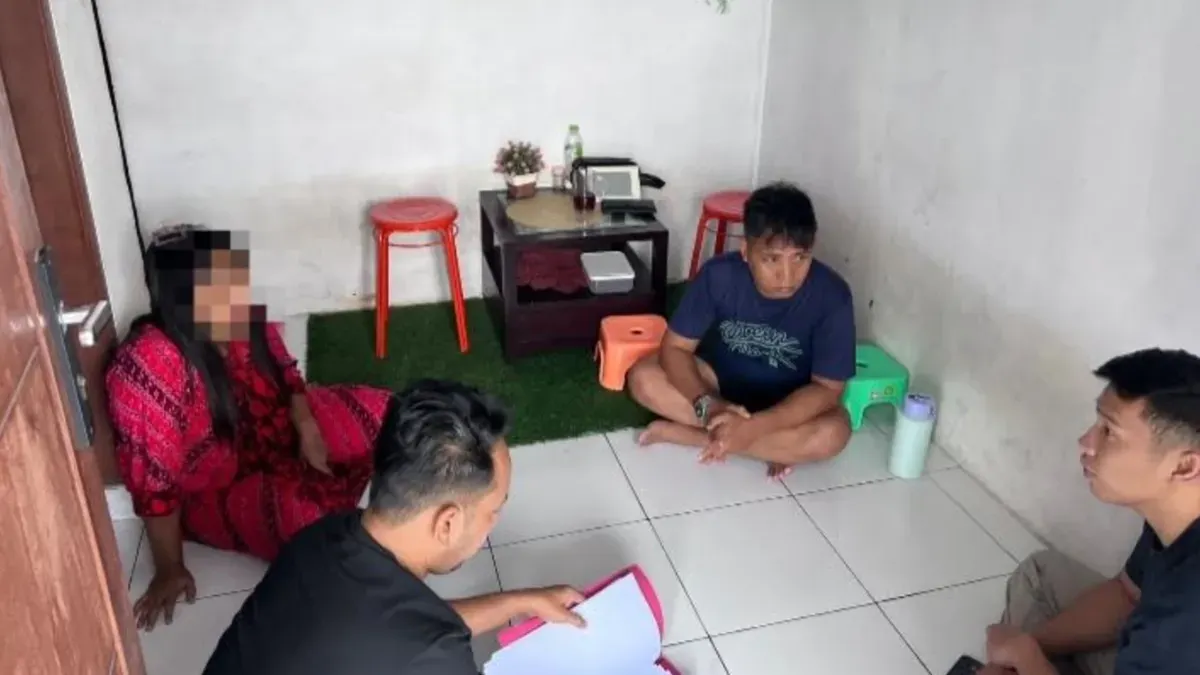 Tersangka dugaan penipuan calon tenaga kerja saat diamankan di rumah kontrakannya di daerah Ciwandan, Kota Cilegon. (Sumber: Polres Serang)