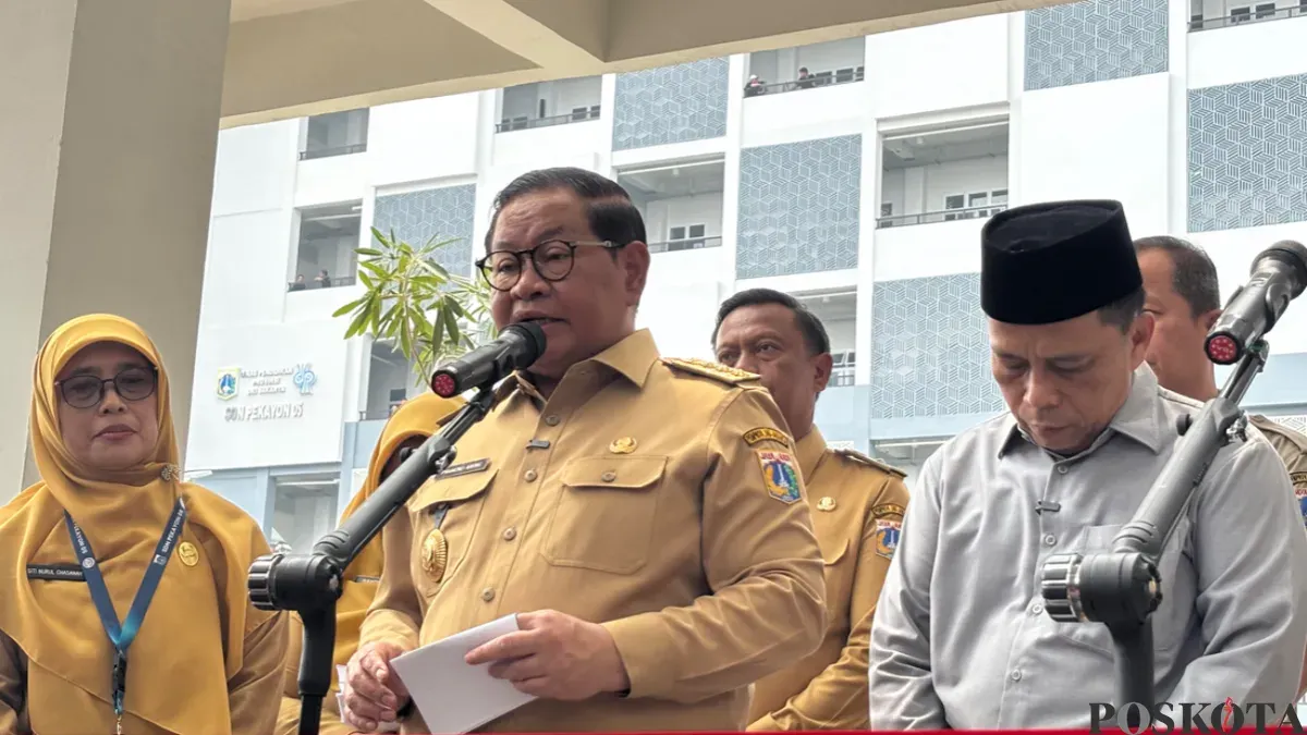 Potret Gubernur DKI Jakarta, Pramono Anung saat berada di Kawasan Pasar Rebo, DKI Jakarta, Senin 12 Oktober 2026. (Sumber: Poskota/Syifa)