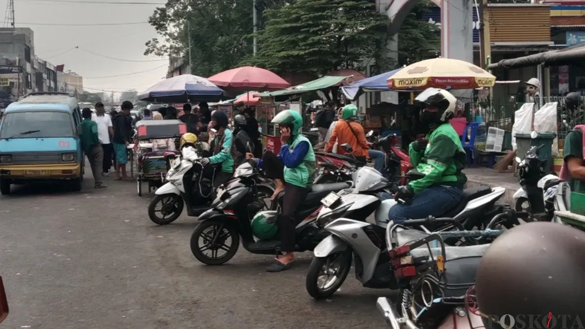 Aktivitas para pedagang kaki lima dan deretan ojek online di kawasan Stasiun Tangerang, Senin, 12 Oktober 2026. (Sumber: Poskota/Rizki Gojali)