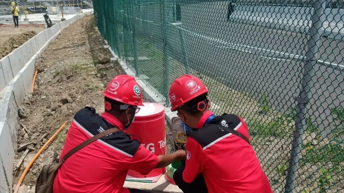 Tim InfraNexia memastikan kesiapan infrastruktur jaringan di kawasan Sirkuit Mandalika, Kabupaten Lombok Tengah, NTB, untuk mendukung penyelenggaraan MotoGP 2026. (Sumber: Dok. Telkom Indonesia)