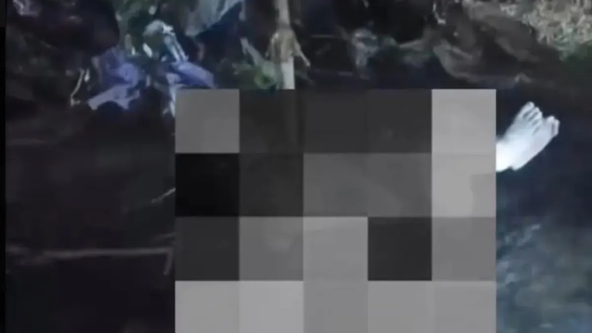 Sejumlah warga di Lebak saat mengevakuasi jasad bayi yang mengambang di aliran sungai Ciminyak. (Sumber: Istimewa)