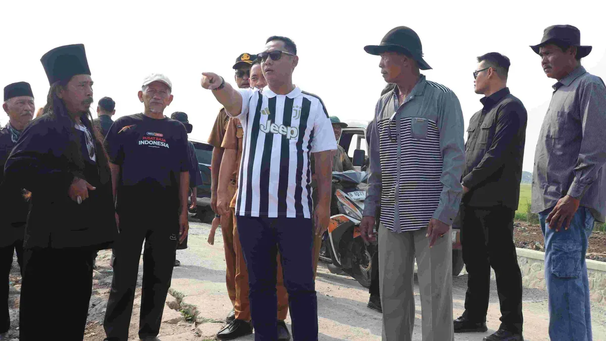 Plt Bupati Bekasi, Asep Surya Atmaja meninjau saluran irigasi di Kampung Pulo Glatik, Desa Sukaindah, Kecamatan Sukakarya, Kabupaten Bekasi, Jawa Barat. (Sumber: Dok. Istimewa)