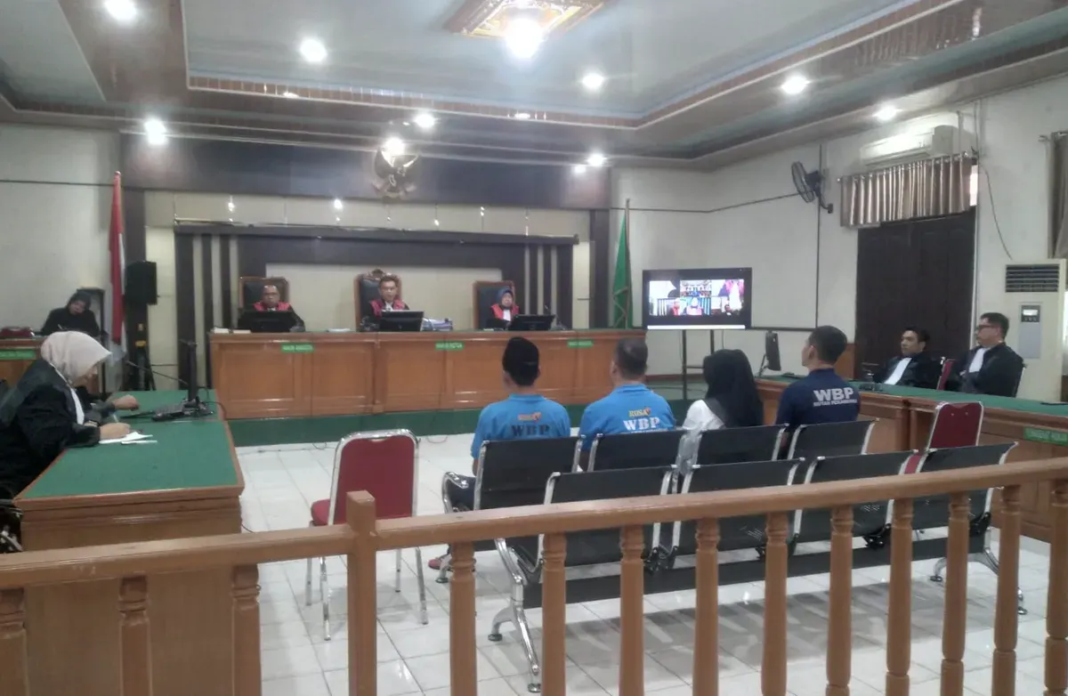 Sidang kasus korupsi penyaluran KUR BRI Unit Rumbai di Pengadilan Tipikor Pekanbaru yang berujung vonis 1 tahun 6 bulan penjara bagi empat terdakwa. (Sumber: Istimewa)