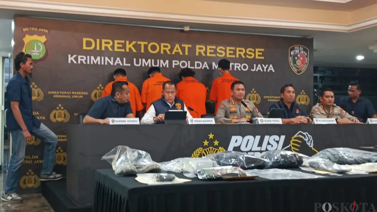 Polda Metro Jaya menggelar konferensi pers kasus pembunuhan terhadap KDA (19) yang ditemukan tewas di kamar indekos kawasan Pinang Ranti, Makasar, Jakarta Timur, Selasa, 13 Oktober 2026. (Sumber: Poskota/Ali Mansur)