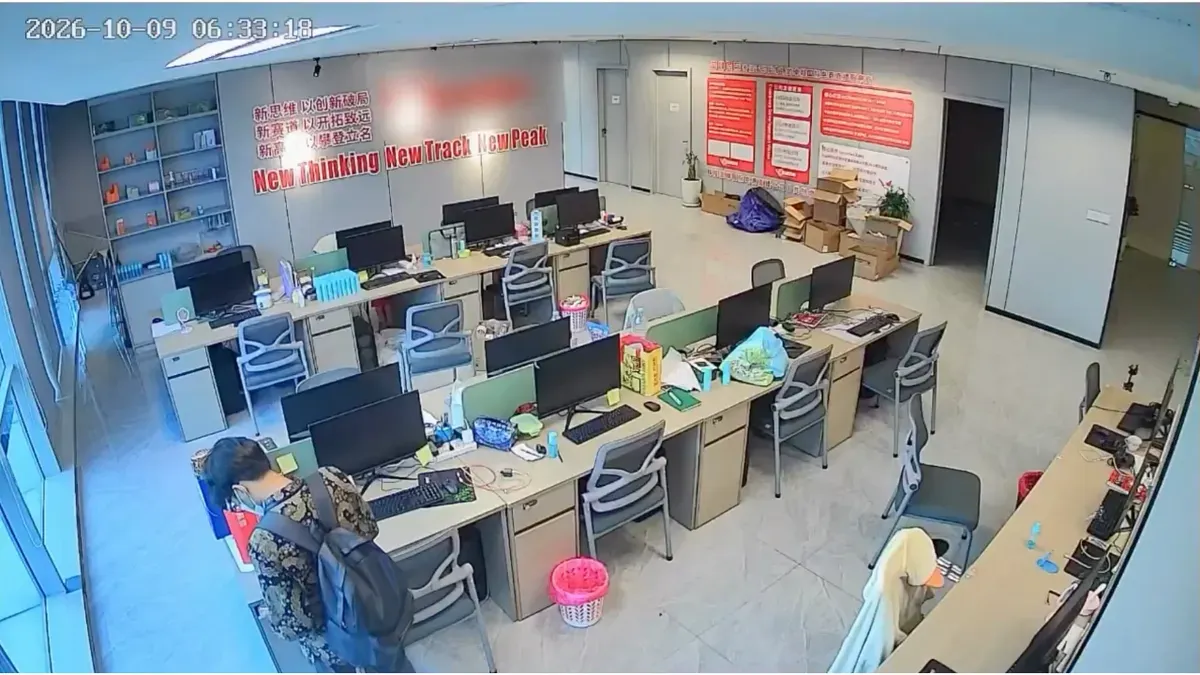 Terduga pelaku pencurian aset kantor hingga perusahaan rugi ratusan juta tertangkap kamera CCTV sedang melancarkan aksinya. (Sumber: Dok. Threads/@a*****h*******e_)