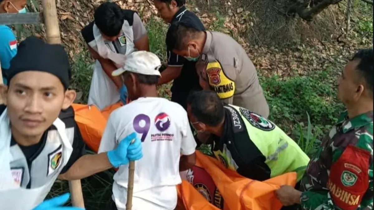 Petugas mengevakuasi jasad untuk dibawa ke RS Bhayangkara. (Sumber: Polsek Kragilan)