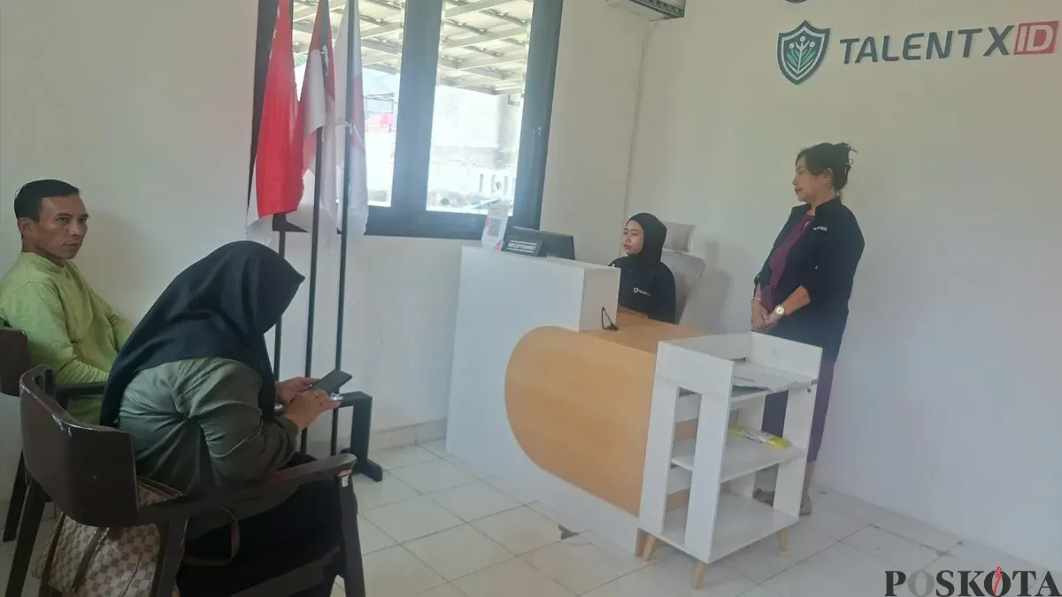 Pencari kerja menghadiri Job Fair di TalentXid Academy Jakarta Timur. (Sumber: Poskota/Angga Pahlevi)