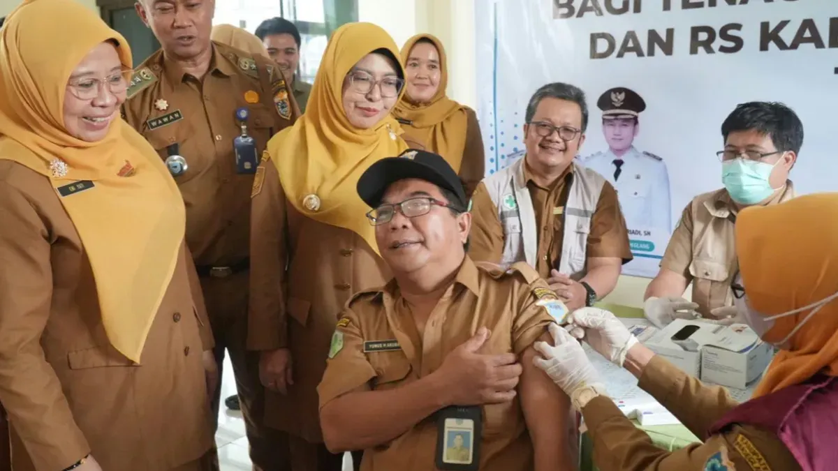 Para nakes dari beberapa Puskesmas di Pandeglang saat dilakukan vaksinasi. (Sumber: Dinas Kesehatan Pandeglang)