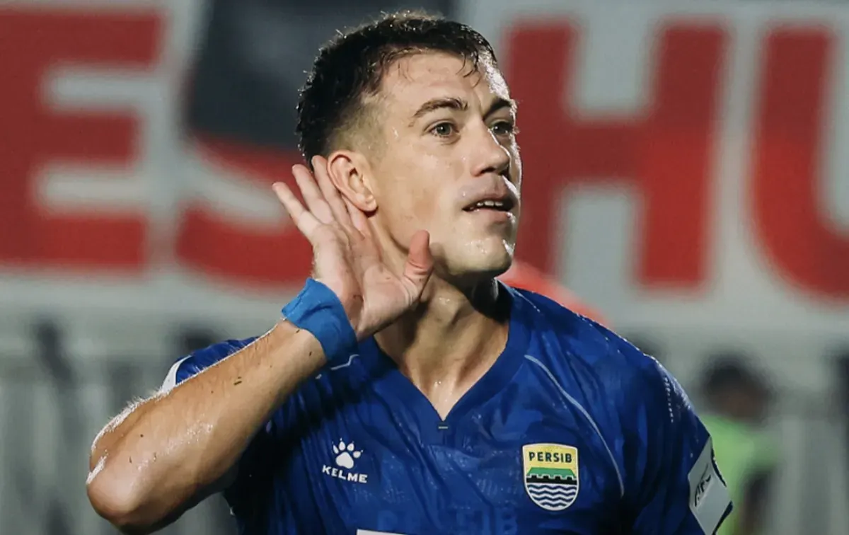 Mariano Peralta mencetak gol melalui titik penalti pada menit ke-43 untuk membawa Persib Bandung unggul 1-0 atas FC Viettel hingga babak pertama berakhir. (Sumber: Persib)