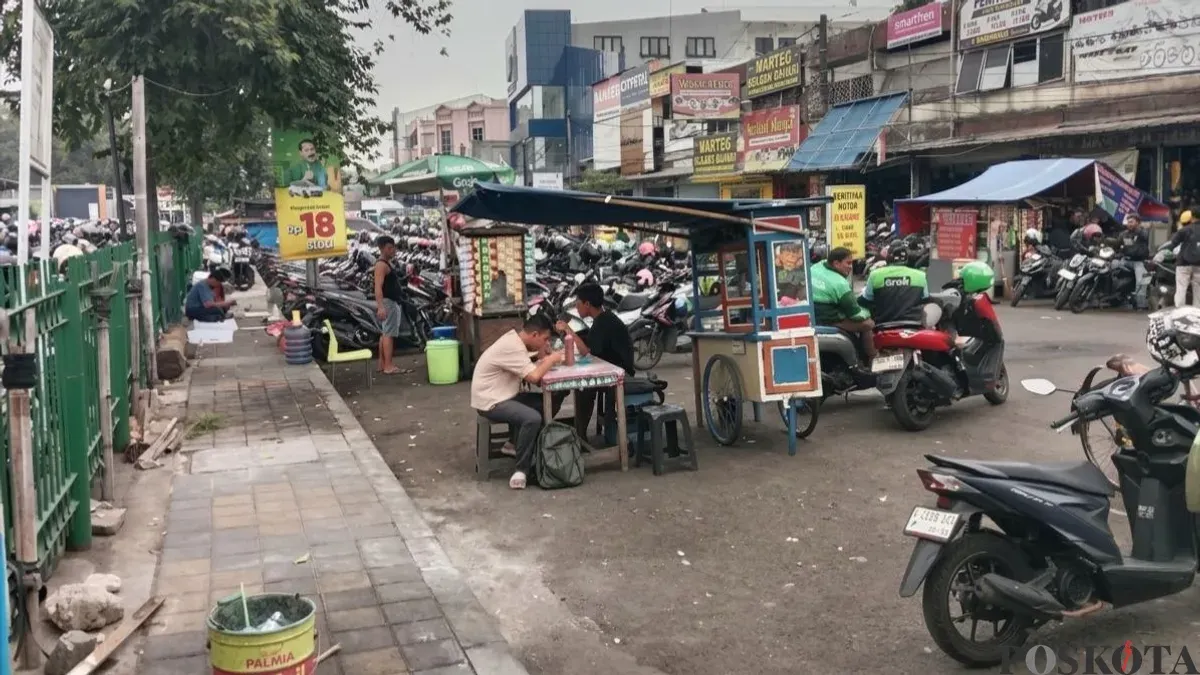 Parkir liar motor terlihat memenuhi kawasan Jalan Kiasnawi, sekitar Stasiun Tangerang, hingga meluas ke tepi jalan utama, Rabu, 14 Oktober 2026. (Sumber: Poskota/Rizki Gojali)