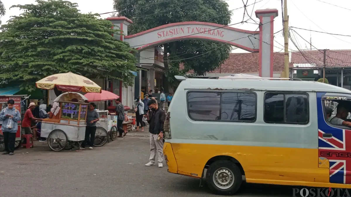 Kondisi terkini PKL di kawasan Stasiun Tangerang yang masih beraktivitas dan berjualan seperti biasa, setelah adanya rencana relokasi ke Pasar Anyar pada Rabu, 14 Oktober 2026. (Sumber: Poskota/Rizki Gojali)