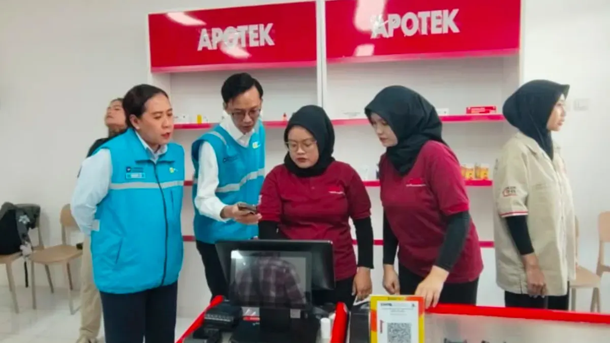 Pegawai PLN memastikan layanan pembayaran tagihan dan pembelian token listrik berjalan lancar di Koperasi Desa/Kelurahan Merah Putih (KDKMP). (Sumber: PLN)