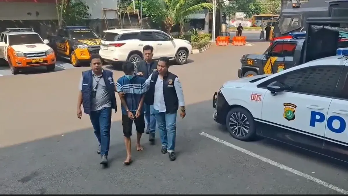 Seorang residivis berinisial RW harus kembali berurusan dengan aparat kepolisian setelah diduga mencuri barang-barang dari rumah kontrakan dan kamar indekos di Jakarta Barat. (Sumber: Dok. Polres Metro Jakbar)